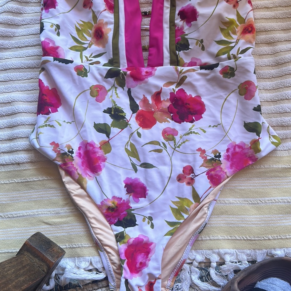 NEW NANETTE LEPORE Floral Plunge one piece Swimsuit size 6/8 - Picture 6 of 12